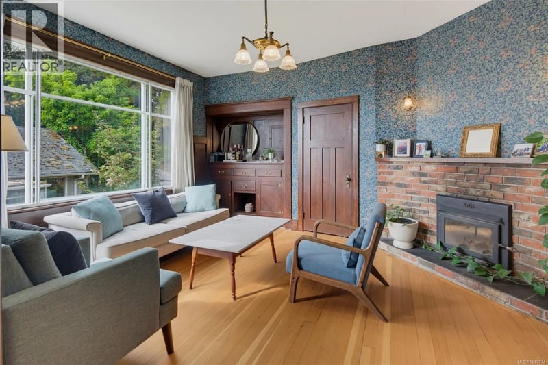 2734 Avebury Avenue, Victoria, British Columbia, V8R3W4, Victoria, British Columbia — photo 1 of 5