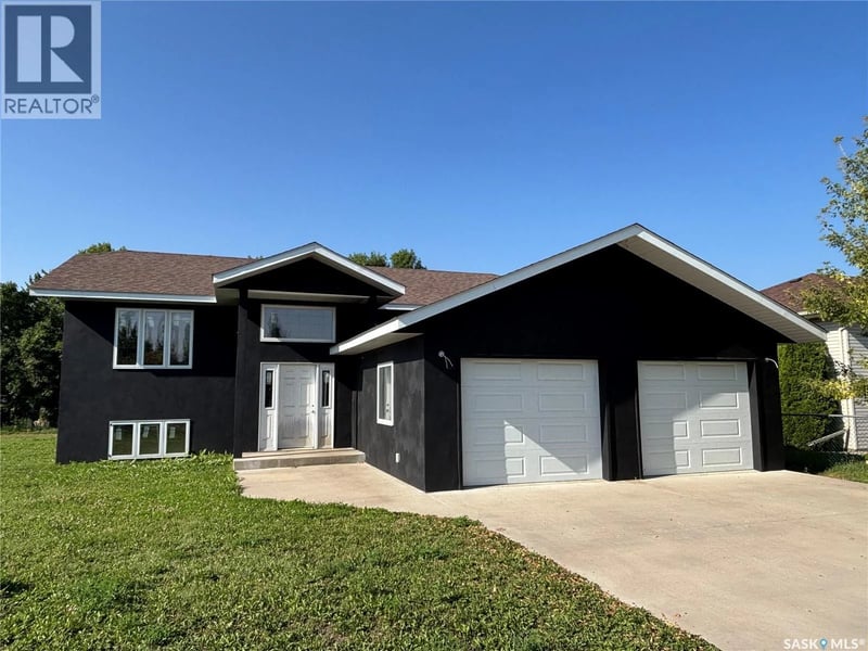 117 Carson BAY, Lampman, Saskatchewan, S0C0B5, Lampman, Saskatchewan — photo 1 of 5