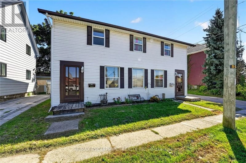 213-215 Maple Street, Haldimand (Dunnville), Ontario, N1A2G3, Haldimand (Dunnville), Ontario — photo 1 of 5
