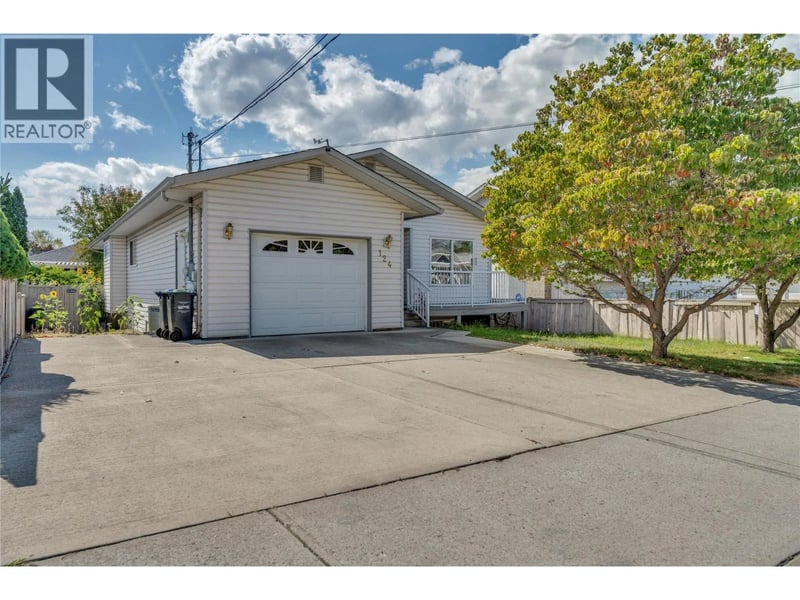 124 Phoenix Avenue, Penticton, British Columbia, V2A2Z5, Penticton, British Columbia — photo 1 of 5