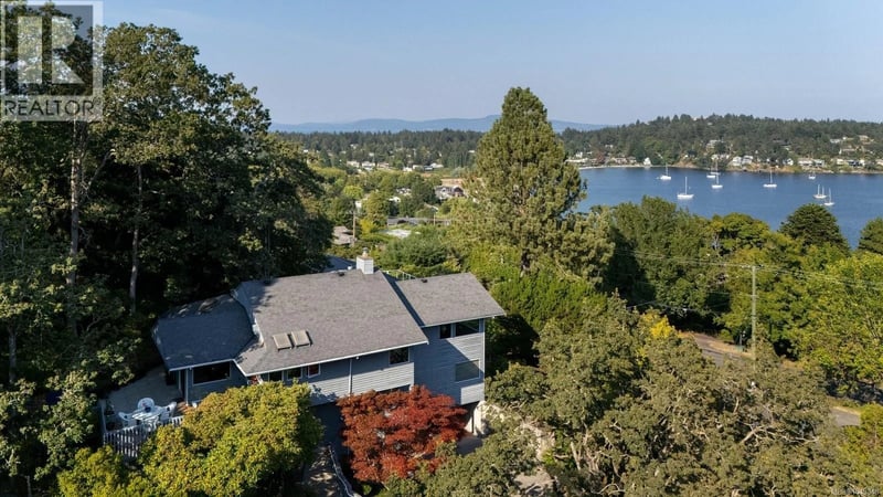 3656 Cadboro Bay Road, Oak Bay, British Columbia, V8R5K8, Oak Bay, British Columbia — photo 1 of 5