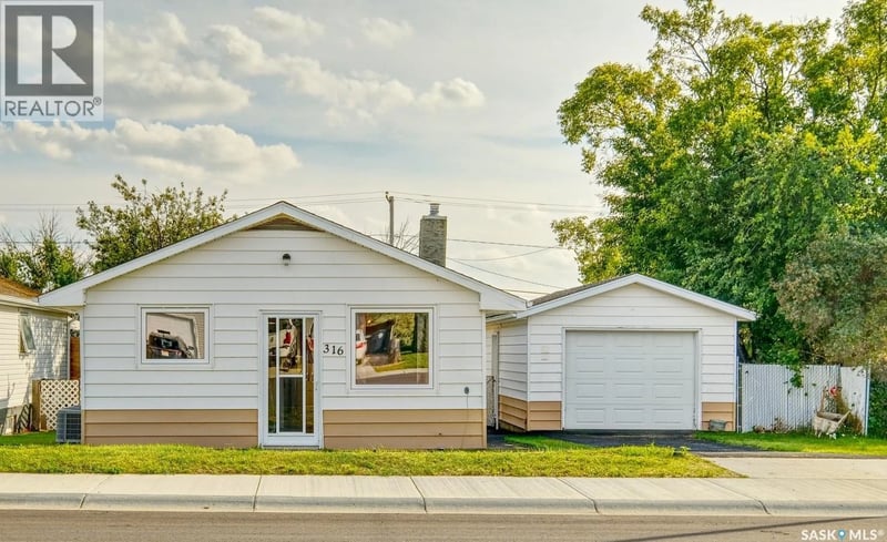 316 2nd AVENUE W, Biggar, Saskatchewan, S0K0M0, Biggar, Saskatchewan — photo 1 of 5