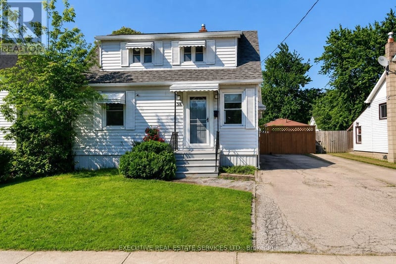 38 Parker Street, St. Catharines (Western Hill), Ontario, L2S1C5, St. Catharines (Western Hill), Ontario — photo 1 of 5