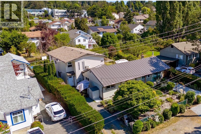 862 Canterbury Road, Saanich, British Columbia, V8X3E6, Saanich, British Columbia — photo 1 of 5
