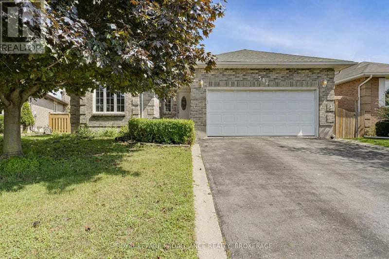 542 Davis Drive, Kingston (East Gardiners Rd), Ontario, K7M8J6, Kingston (East Gardiners Rd), Ontario — photo 1 of 5