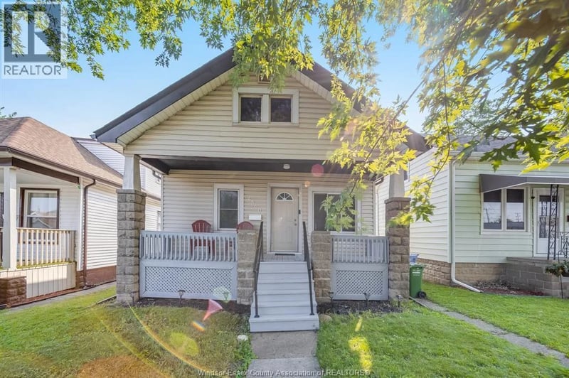 1560 LILLIAN Avenue, Windsor, Ontario, N8X4A8, Windsor, Ontario — photo 1 of 5