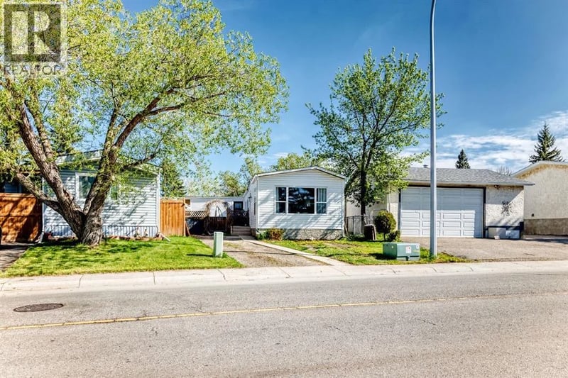 124 Big Springs Drive Southeast, Airdrie, Alberta, T4A1J9, Airdrie, Alberta — photo 1 of 5