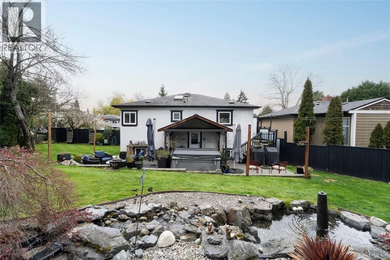 870 Pendene Place, Saanich, British Columbia, V8X3A1, Saanich, British Columbia — photo 1 of 5