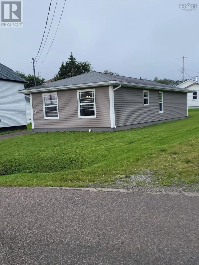 28 Pleasant Street, Glace Bay, Nova Scotia, B1A3Z9, Glace Bay, Nova Scotia — photo 1 of 5