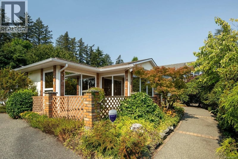 7436 East Saanich Road, Central Saanich, British Columbia, V8M1W2, Central Saanich, British Columbia — photo 1 of 5