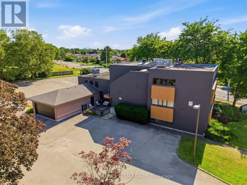 320 Vine Street, St. Catharines (Carlton/Bunting), Ontario, L2M4T3, St. Catharines (Carlton/Bunting), Ontario — photo 1 of 5