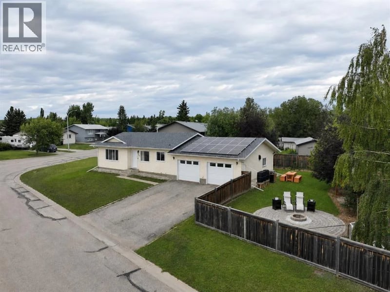 714 Oak Drive, Beaverlodge, Alberta, T0H0C0, Beaverlodge, Alberta — photo 1 of 5