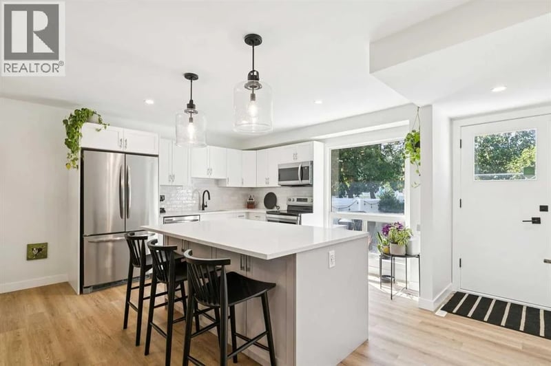 16 Brae Glen Court Southwest, Calgary, Alberta, T2W1B6, Calgary, Alberta — photo 1 of 5