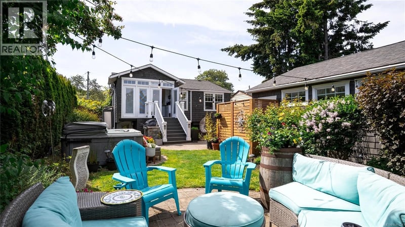 1721 Amphion Street, Victoria, British Columbia, V8R4Z8, Victoria, British Columbia — photo 1 of 5