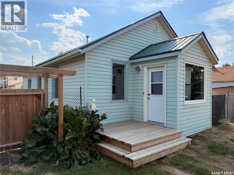 309 Railway AVENUE W, Outlook, Saskatchewan, S0L2N0, Outlook, Saskatchewan — photo 1 of 5