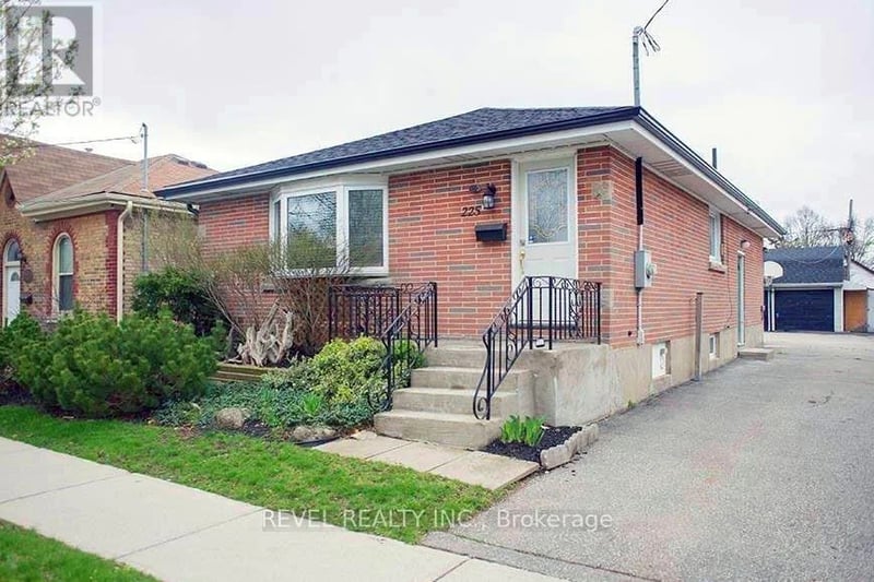 #MAIN 225 Chatham Street, Brantford, Ontario, N3S4H2, Brantford, Ontario — photo 1 of 5