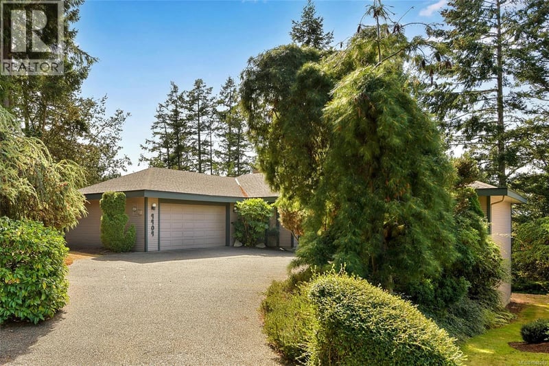 4404 Meadowood Place, Saanich, British Columbia, V8X4V7, Saanich, British Columbia — photo 1 of 5