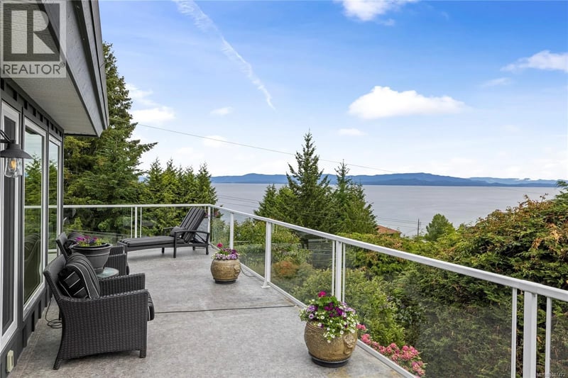 372 Crescent Road West, Qualicum Beach, British Columbia, V9K1J7, Qualicum Beach, British Columbia — photo 1 of 5