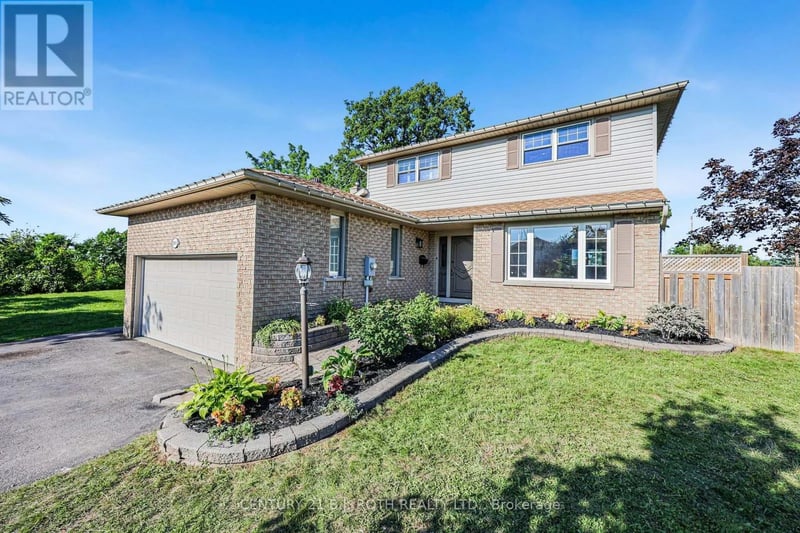 104 WOODSIDE Drive, Orillia, Ontario, L3V7N7, Orillia, Ontario — photo 1 of 5