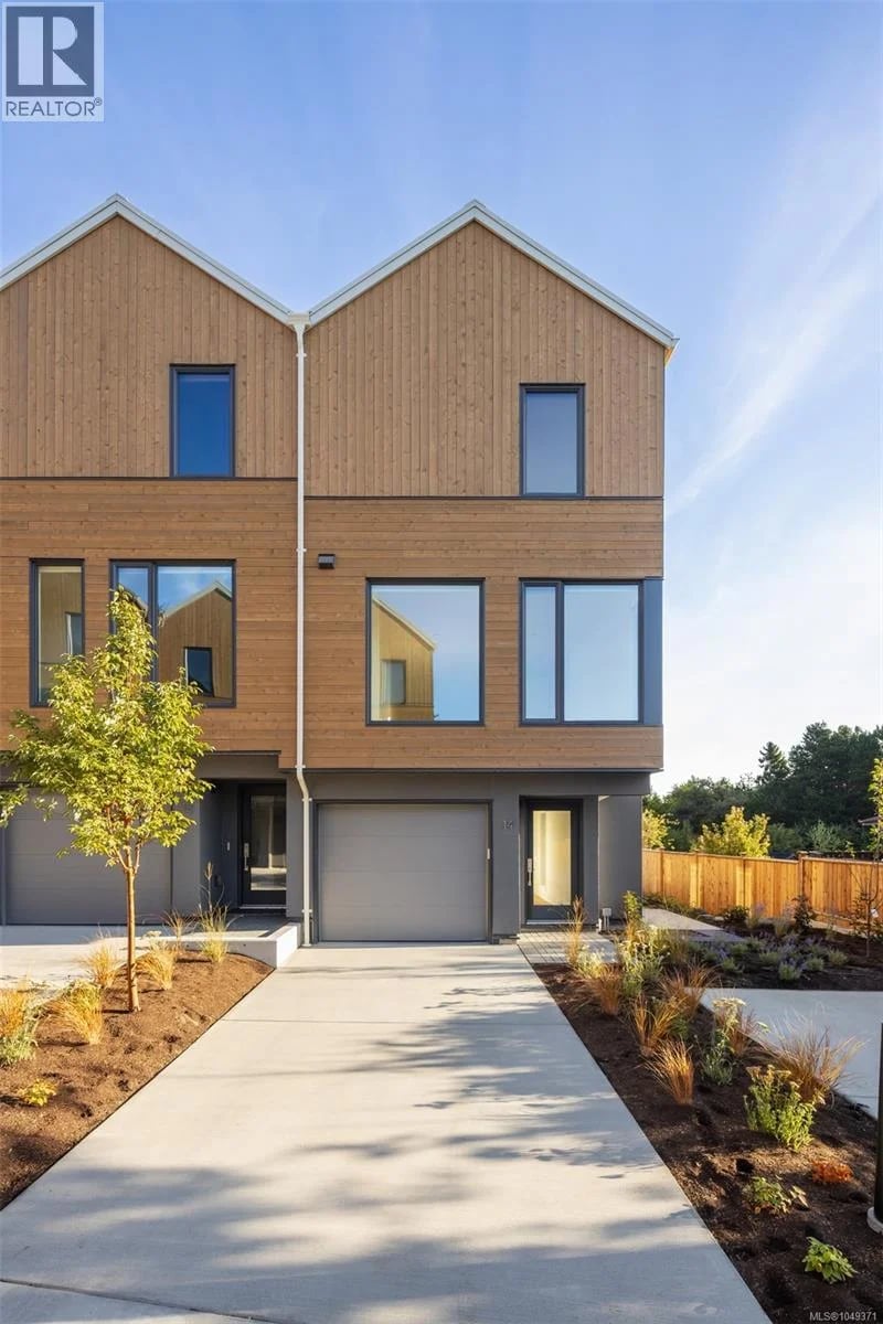 #13 1520 Louise Place, Saanich, British Columbia, V8P2T8, Saanich, British Columbia — photo 1 of 5