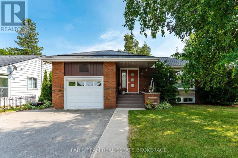 44 Jeffery Street, Penetanguishene, Ontario, L9M1K5, Penetanguishene, Ontario — photo 1 of 5