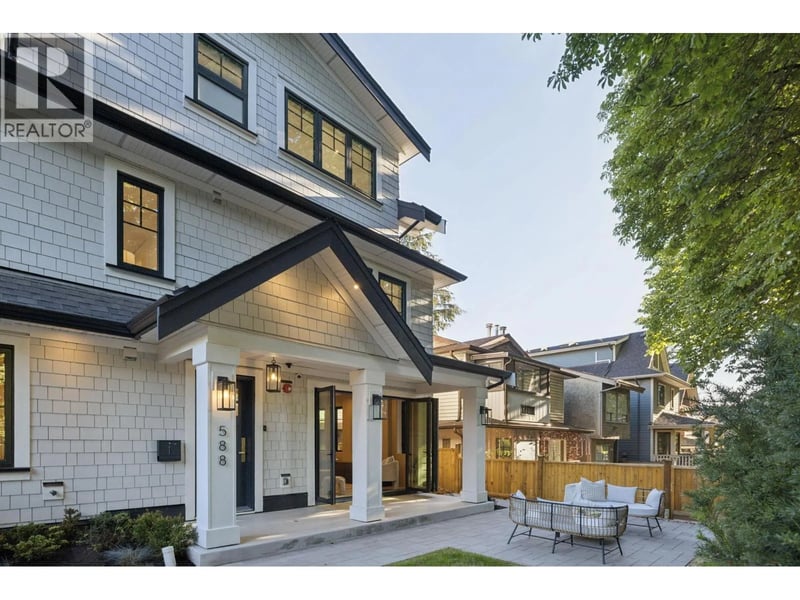 588 10TH Avenue, Vancouver, British Columbia, V5T2A4, Vancouver, British Columbia — photo 1 of 5
