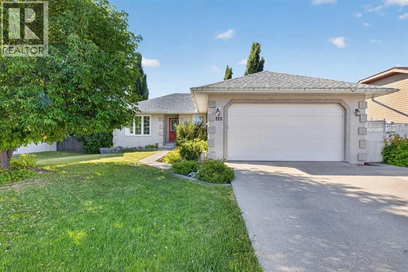 223 10 Avenue Northeast, Sundre, Alberta, T0M1X0, Sundre, Alberta — photo 1 of 5