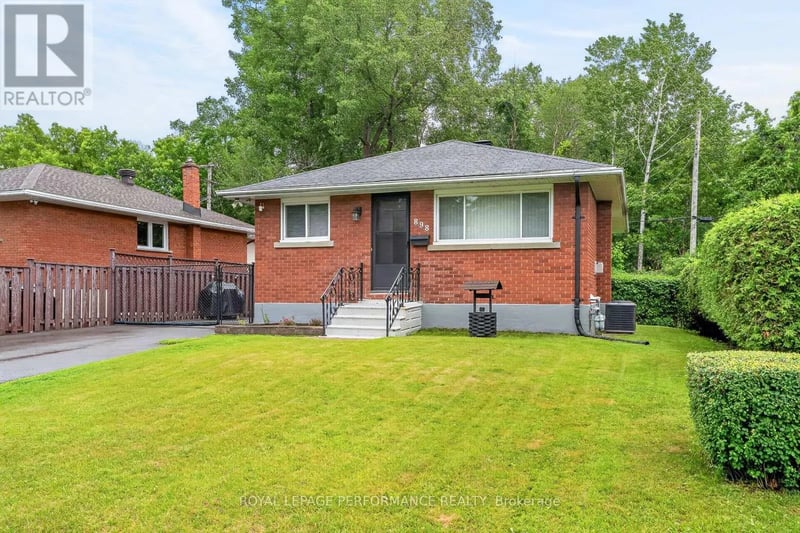 898 Charleswood Avenue, Ottawa, Ontario, K1K0W3, Ottawa, Ontario — photo 1 of 5