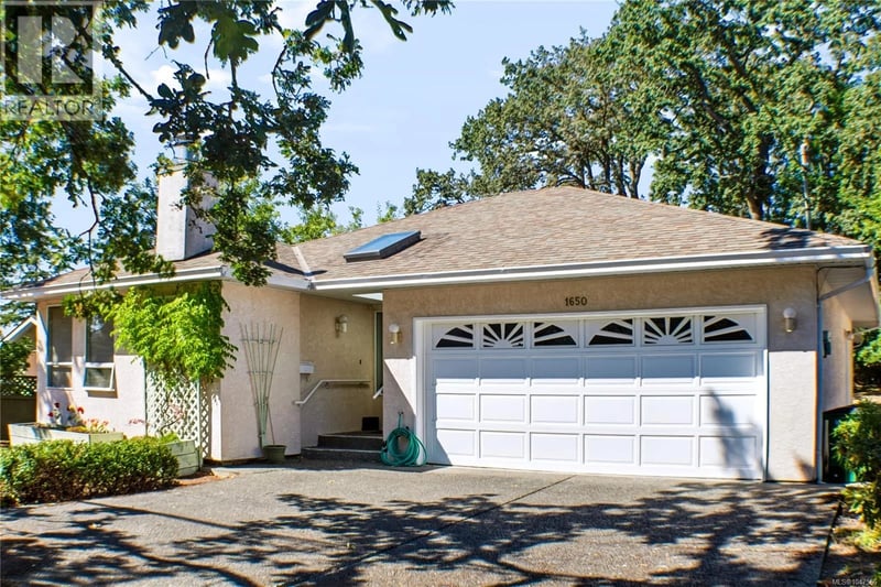 1650 Midgard Avenue, Saanich, British Columbia, V8P2Y3, Saanich, British Columbia — photo 1 of 5