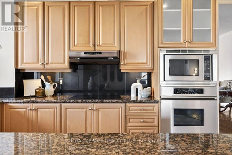 #TPH4 35 Kingsbridge Garden Circle, Mississauga (Hurontario), Ontario, L5R3Z5, Mississauga (Hurontario), Ontario — photo 1 of 5