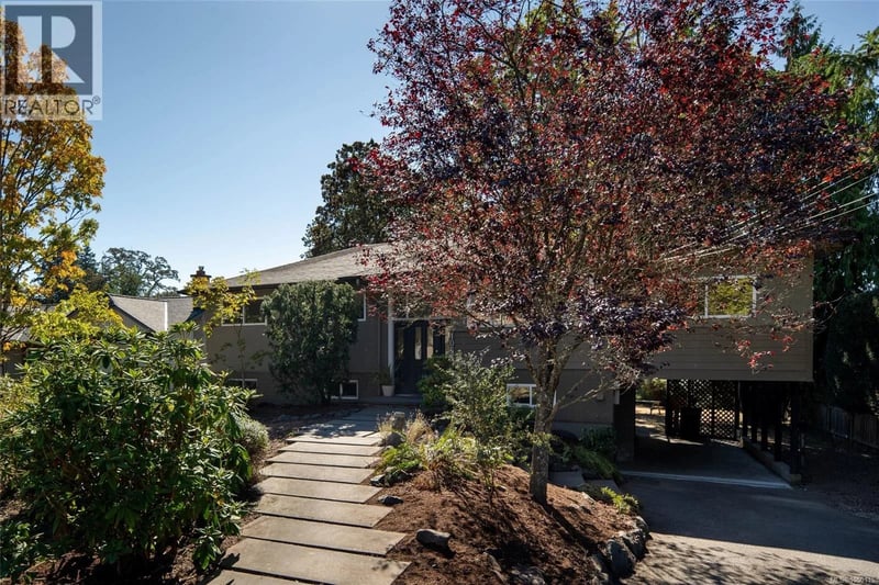 1055 Clarke Road, Central Saanich, British Columbia, V8M1C7, Central Saanich, British Columbia — photo 1 of 5