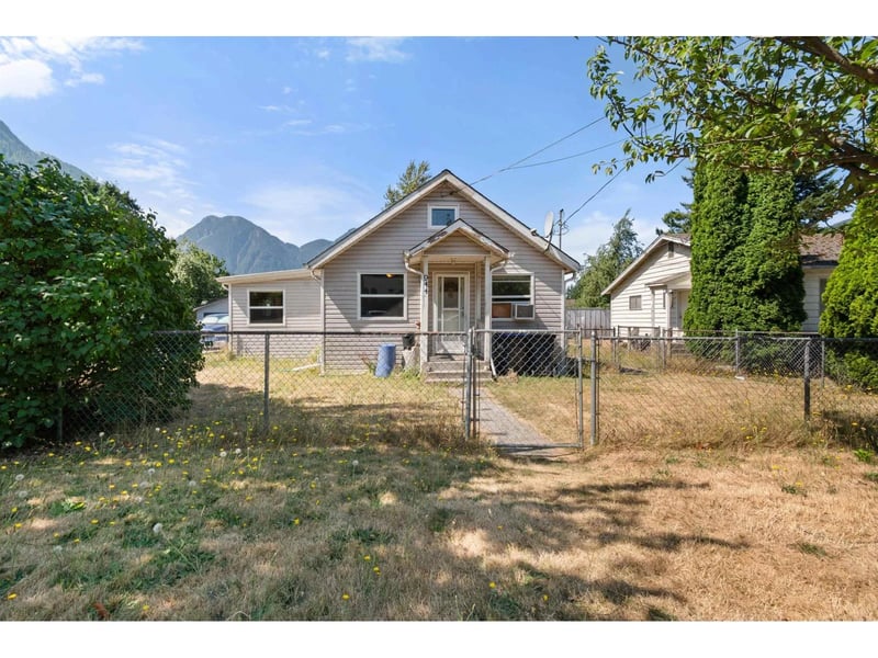 944 3RD Avenue, Hope, British Columbia, V0X1L0, Hope, British Columbia — photo 1 of 5