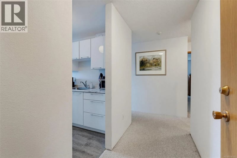 #421 3255 Glasgow Avenue, Saanich, British Columbia, V8X4S4, Saanich, British Columbia — photo 1 of 5