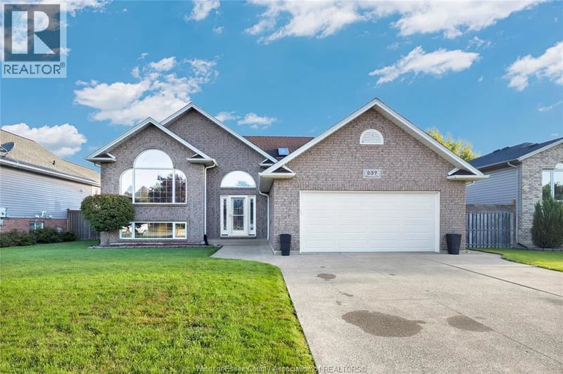 237 WOODVIEW Drive, Essex, Ontario, N8M3E9, Essex, Ontario — photo 1 of 5