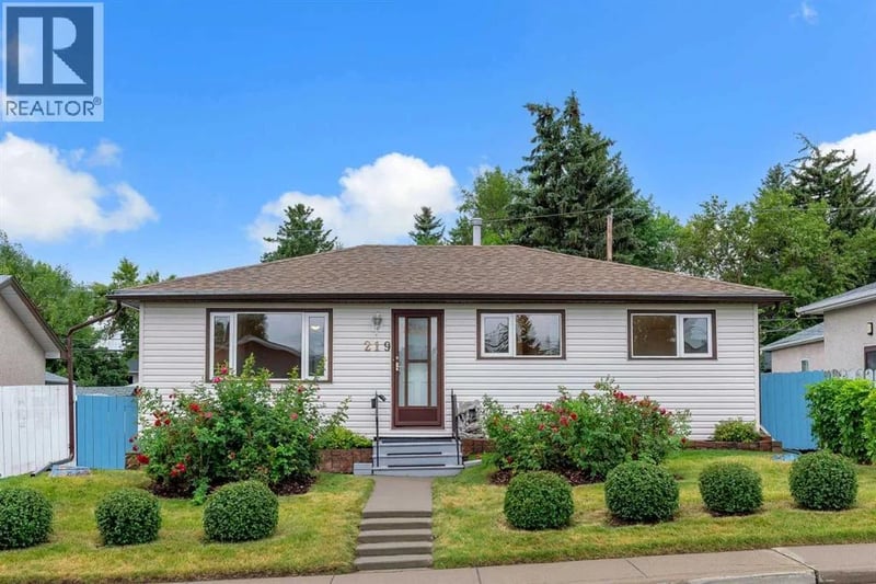 219 Tache Avenue Northwest, Calgary, Alberta, T2K3R6, Calgary, Alberta — photo 1 of 5