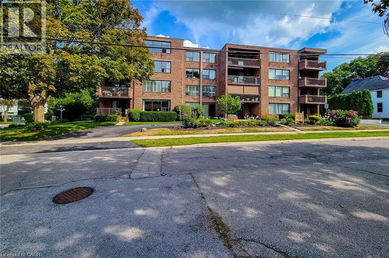 #405 28 ROBINSON Street North, Grimsby, Ontario, L3M3C9, Grimsby, Ontario — photo 1 of 5