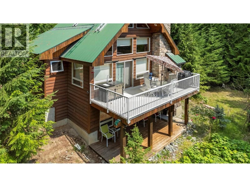 7621 Hudson Road, Anglemont, British Columbia, V0E1M8, Anglemont, British Columbia — photo 1 of 5