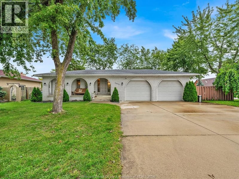 2068 Lesperance, Tecumseh, Ontario, N8N2N4, Tecumseh, Ontario — photo 1 of 5