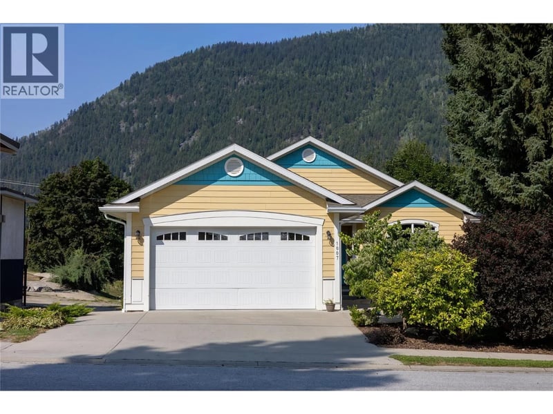 1007 Fourth Street, Nelson, British Columbia, V1L2T5, Nelson, British Columbia — photo 1 of 5