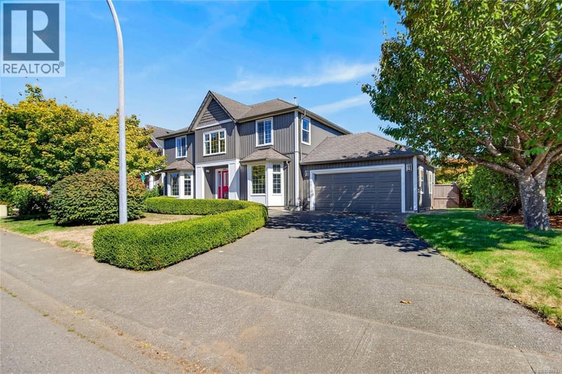 1000 Kingsley Crescent, Comox, British Columbia, V9M3R7, Comox, British Columbia — photo 1 of 5