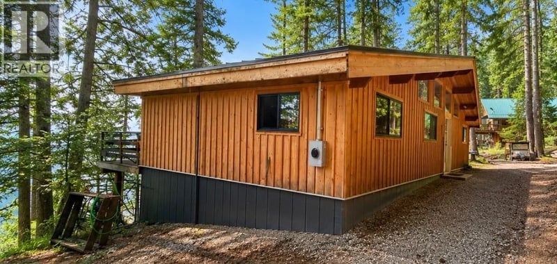 2409 Vickers Trail, Anglemont, British Columbia, V0E1M8, Anglemont, British Columbia — photo 1 of 5