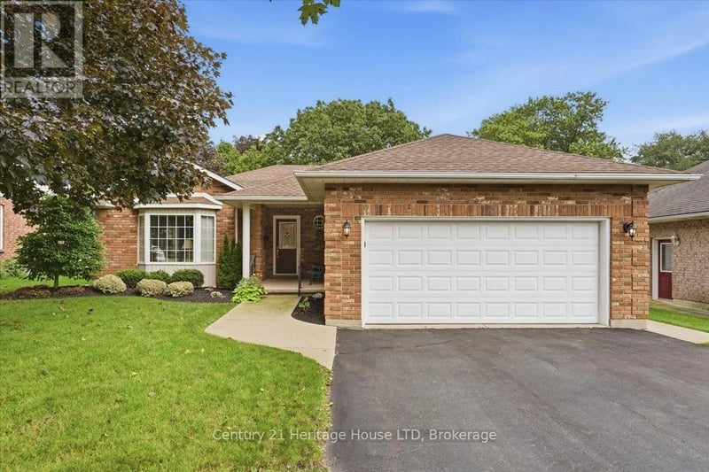 17 Oakridge Boulevard, Pelham (Fonthill), Ontario, L0S1E5, Pelham (Fonthill), Ontario — photo 1 of 5