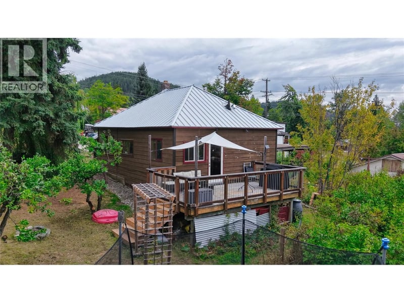 1677 SECOND Avenue, Rossland, British Columbia, V0G1Y0, Rossland, British Columbia — photo 1 of 5