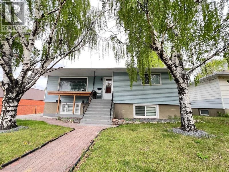 560 Northmount Drive Northwest, Calgary, Alberta, T2K3J2, Calgary, Alberta — photo 1 of 5