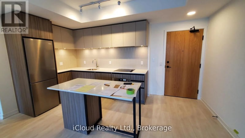 #210 7950 Bathurst Street, Vaughan (Beverley Glen), Ontario, L4J0L4, Vaughan (Beverley Glen), Ontario — photo 1 of 5