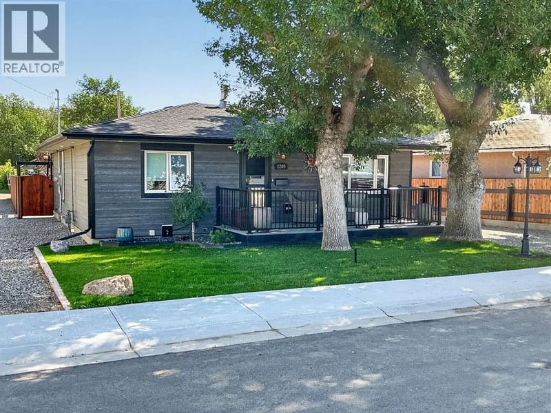 2209 14 Street, Coaldale, Alberta, T1M1C7, Coaldale, Alberta — photo 1 of 5