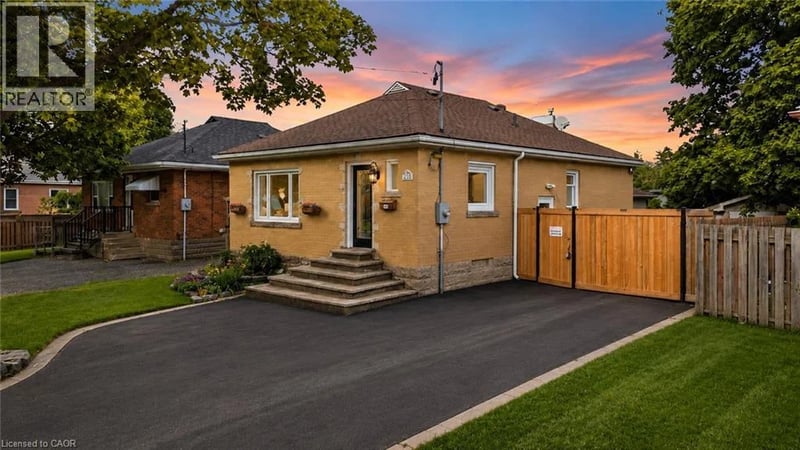 627 UPPER SHERMAN Avenue, Hamilton, Ontario, L8V3M4, Hamilton, Ontario — photo 1 of 5