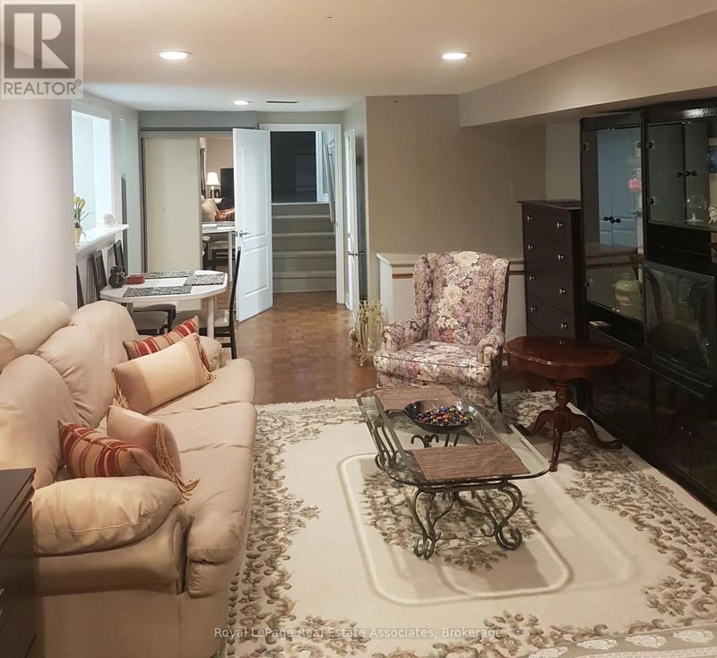 3323 Queen Frederica Drive, Mississauga (Applewood), Ontario, L4Y2Z9, Mississauga (Applewood), Ontario — photo 1 of 5