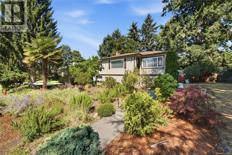 1232 Pearce Crescent, Saanich, British Columbia, V8X3S9, Saanich, British Columbia — photo 1 of 5