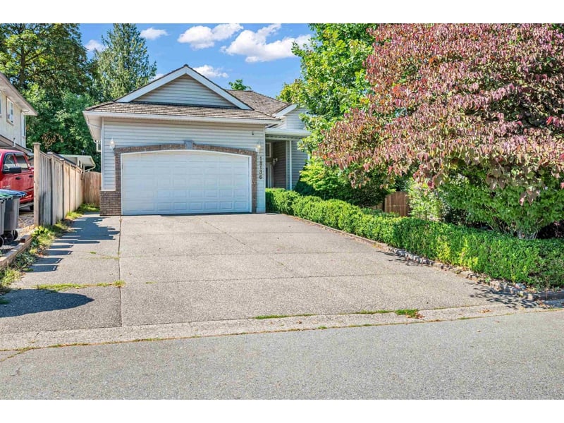 18136 CLAYTONWOOD Crescent, Surrey, British Columbia, V3S7T5, Surrey, British Columbia — photo 1 of 5